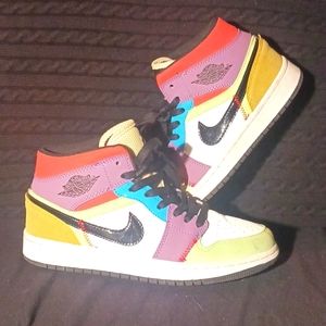 Nike Air Jordan. Size 7. Mids SE.